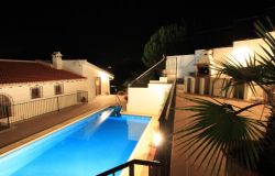 Pool mit Blick nach Westen bei Nacht